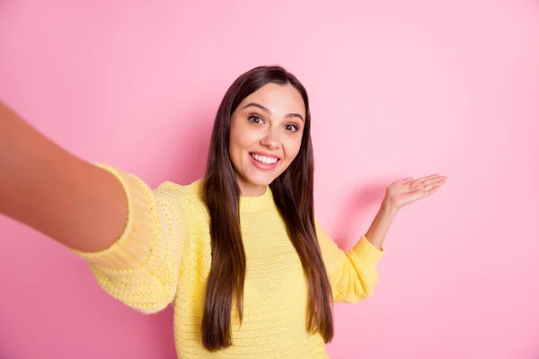 Foto von jungen schönen lächelnden fröhlichen positiven Mädchen zeigen Selfie isoliert auf rosa Hintergrund — Stockfoto