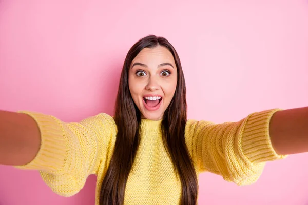 Фото молодой привлекательной улыбкой возбужденной позитивной девушки сделать селфи с открытым ртом изолированы на розовом фоне цвета — стоковое фото