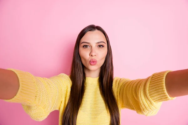 Φωτογραφία του νεαρού όμορφη ελκυστική γοητευτικό χαριτωμένο κορίτσι pout χείλη στείλετε φιλί λάβει selfie απομονώνονται σε ροζ φόντο χρώμα — Φωτογραφία Αρχείου