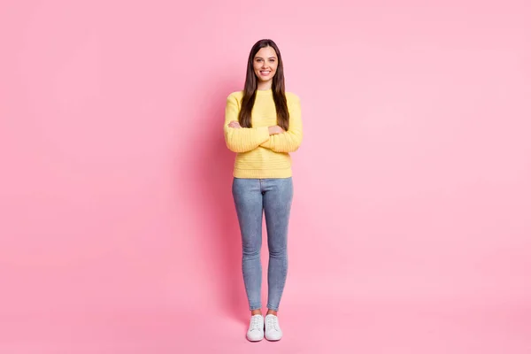 Foto de tamaño completo de joven hermosa confiada radiante chica feliz cruzó las manos aisladas en el fondo de color rosa — Foto de Stock