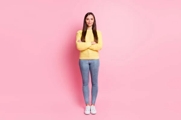 Foto de tamaño completo de la joven hermosa chica feliz sonriente cruzó el brazo aislado en el fondo de color rosa —  Fotos de Stock