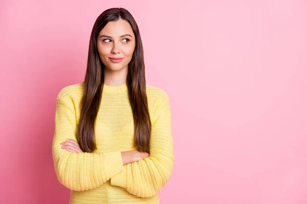 Genç, güzel, rüya gibi gülümseyen bir kızın fotoğrafı çapraz el ele tutuşmuş pembe renkli arka planda izole edilmiş gibi görünüyor. — Stok fotoğraf