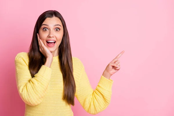 Foto av ung attraktiv glad leende förvånad flicka hålla hand på kinden peka finger copyspace isolerad på rosa färg bakgrund — Stockfoto