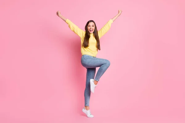 Foto em tamanho completo de jovem bonito louco extático positivo bom humor menina levantar punhos perna isolada no fundo cor-de-rosa — Fotografia de Stock