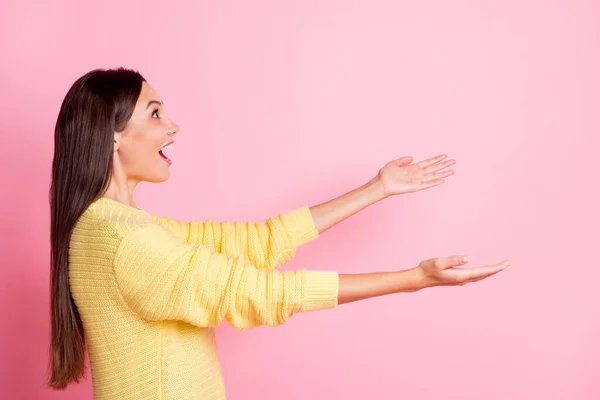 Foto del lado del perfil de la joven hermosa sorprendida chica sorprendida feliz cogida de la mano copyspace captura aislado en el fondo de color rosa —  Fotos de Stock