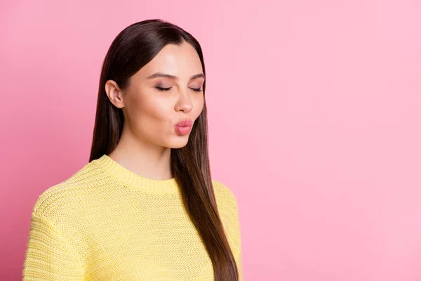 Foto de encantador bonito jovem mulher vestida roupas casuais enviando beijos lábios despojado isolado pastel cor-de-rosa fundo — Fotografia de Stock