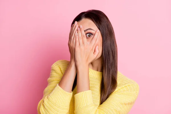 Foto van gevreesde bang jonge vrouw gekleed casual kleding arm cover oog geïsoleerde pastel roze kleur achtergrond — Stockfoto
