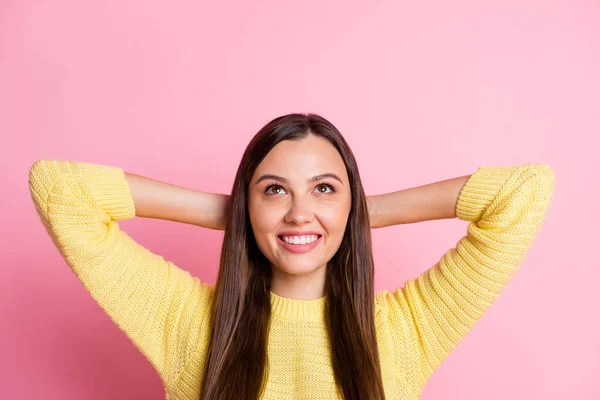 Top hoge hoek uitzicht foto van jonge ontspannen glimlachende vrolijke positieve meisje kijken omhoog handen achter hoofd geïsoleerd op roze kleur achtergrond — Stockfoto