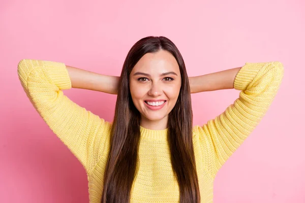 Fotografie okouzlující mladá dáma nosit ležérní žluté oblečení relaxační paže hlava izolované pastel růžová barva pozadí — Stock fotografie