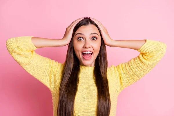 Portrait of young beautiful smiling shocked amazed surprised girl hold hands on head isolated on pink color background — Stock Photo, Image