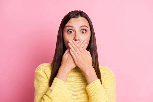 Foto av ganska söt ung kvinna klädd casual kläder armar täcka mun isolerad pastell rosa färg bakgrund — Stockfoto