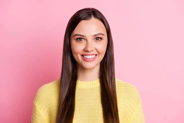 Porträtt av unga vackra attraktiva leende glad gott humör flicka ser kameran isolerad på rosa färg bakgrund — Stockfoto