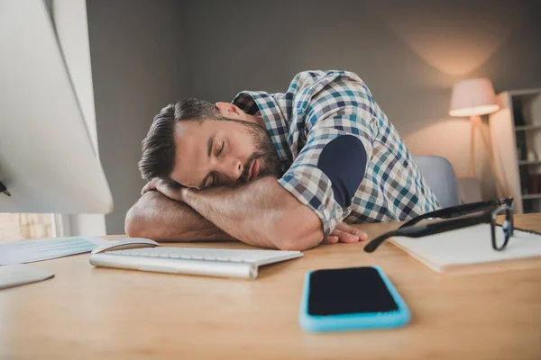 Photo of young handsome exhausted tired man sleep at workplace break pause stressed overworked rest relax indoors — Stock Photo, Image