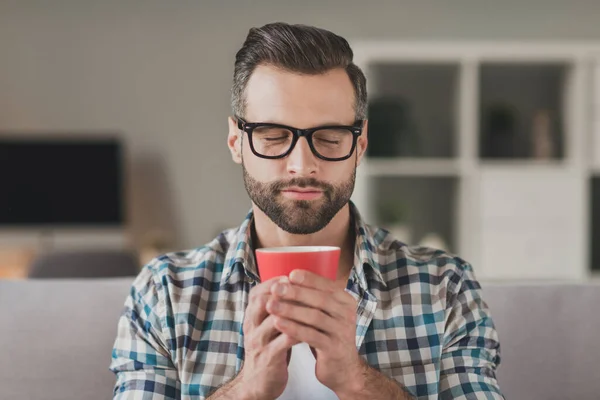 Foto de joven guapo rastrojo hombre feliz positivo disfrutar de aroma taza de la mañana de pausa de descanso de café en el interior — Foto de Stock