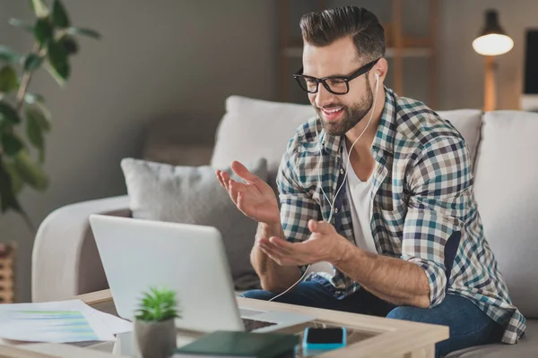 Perfil lado de la foto del joven feliz sonrisa positiva sentarse sofá casa hablar charla videocall portátil reunión trabajo remoto seminario — Foto de Stock