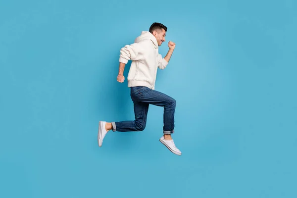Повний розмір профілю sde фото молодого щасливого веселого позитивного посміхненого чоловіка стрибок ізольовані на синьому кольоровому фоні — стокове фото