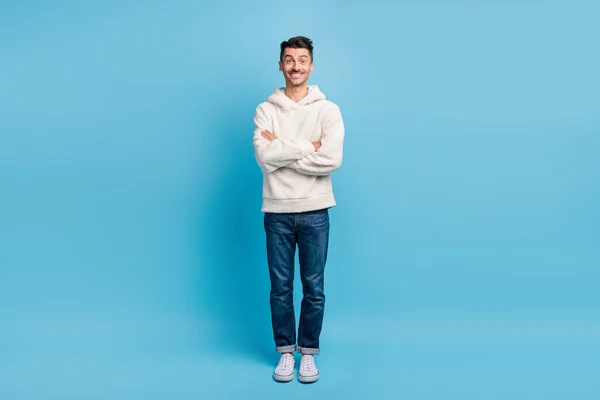 Foto retrato de cuerpo completo del tipo con los brazos cruzados con sudadera con capucha de lana aislado sobre fondo de color azul pastel —  Fotos de Stock