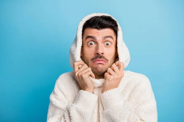 Portrait photo d'un homme effrayé portant un sweat à capuche en laine isolé sur fond bleu pastel — Photo