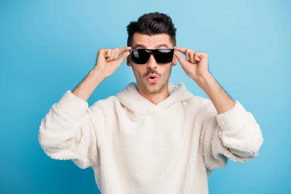 Foto ritratto di ragazzo freddo con stoppie occhiali toccanti con due mani isolate su sfondo blu pastello — Foto Stock