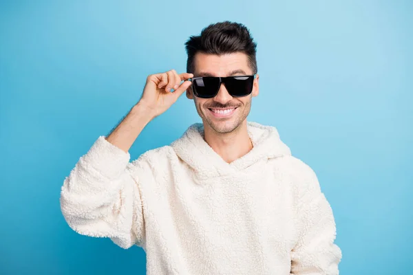 Foto retrato de hombre confiado con rastrojo tocando gafas aisladas sobre fondo de color azul pastel — Foto de Stock