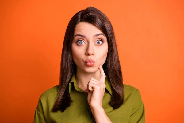 Photo de drôle jeune dame doigt joue boudées lèvres regarder caméra porter chemise verte isolé fond de couleur orange — Photo