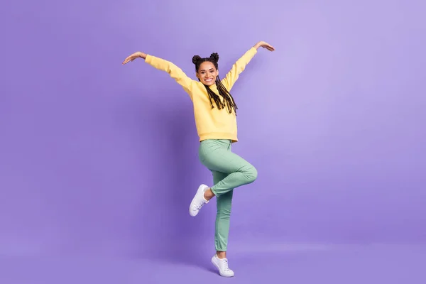 Full size foto di hooray cool lady danza usura giallo maglione pantaloni scarpe da ginnastica isolato su sfondo colore lilla — Foto Stock