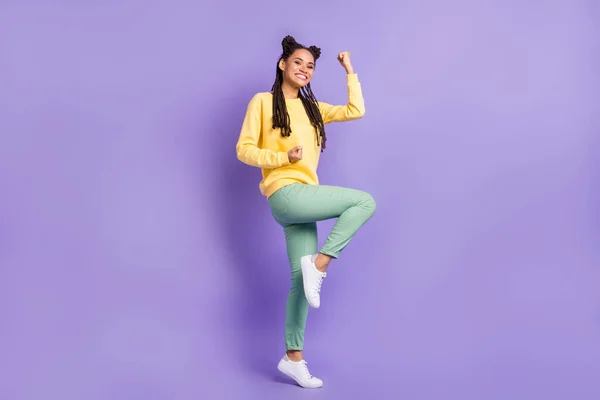 Foto de tamaño completo de hooray agradable señora danza desgaste suéter amarillo pantalones zapatillas aisladas sobre fondo de color lila — Foto de Stock