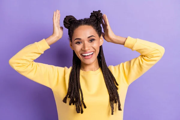 Retrato de otimista senhora mãos cabelo desgaste camisola amarela isolada no fundo cor lilás — Fotografia de Stock