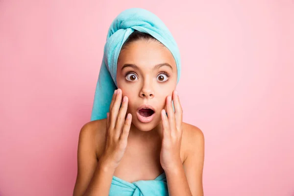 Retrato de triste impressionado menina desgaste teal toalha olhando espelho mãos em bochechas isoladas em pastel cor-de-rosa fundo — Fotografia de Stock