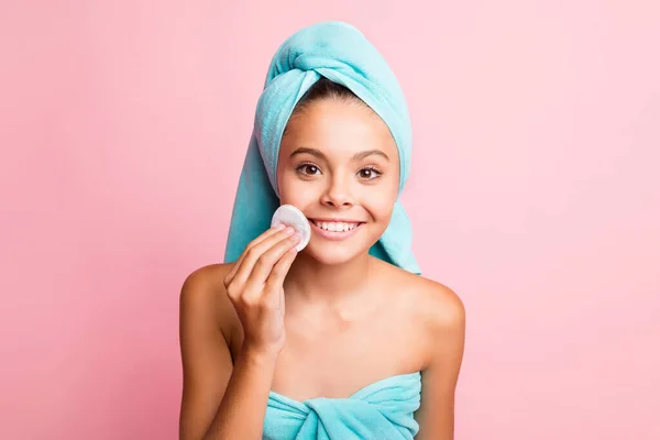 Портрет сладкой веселой девушки носить бирюзовое полотенце снять макияж изолированы на пастельно-розовый цвет фона — стоковое фото