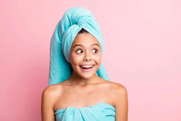 Πορτρέτο του χαριτωμένο εντυπωσιασμένο κορίτσι φορούν τιρκουάζ ρούχα μπάνιο φαίνονται κενό χώρο που απομονώνονται σε παστέλ ροζ φόντο χρώμα — Φωτογραφία Αρχείου