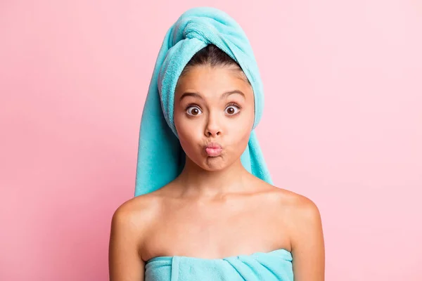Nahaufnahme Foto von entzückenden schönen lateinischen Person küssen Lippen hellblauen Handtüchern isoliert auf rosa Hintergrund — Stockfoto