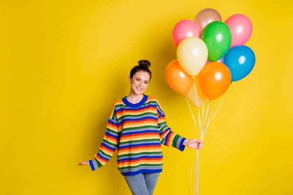 Foto de mujer joven alegre celebrar globos de colores celebran cumpleaños aislado sobre fondo de color amarillo — Foto de Stock