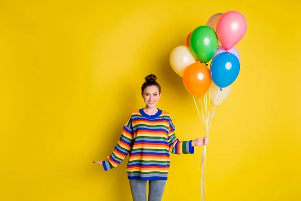 Foto de hermosa señora linda positiva mantenga globos coloridos buen humor sonrisa aislada en el fondo de color amarillo — Foto de Stock