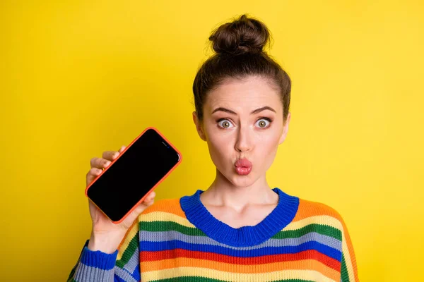 Фото красивої крутої брюнетки дівчина показує телефонний ударний поцілунок носити веселковий светр ізольовано на яскраво-жовтому кольоровому фоні — стокове фото
