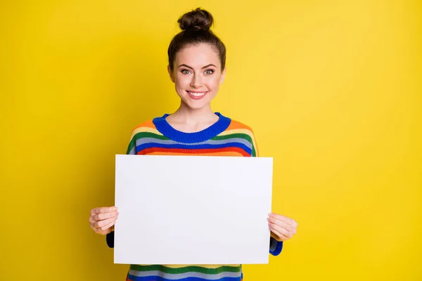 Foto de mujer joven alegre mantenga en blanco anuncio promotor copyspace tarjeta blanca aislado sobre fondo de color amarillo — Foto de Stock