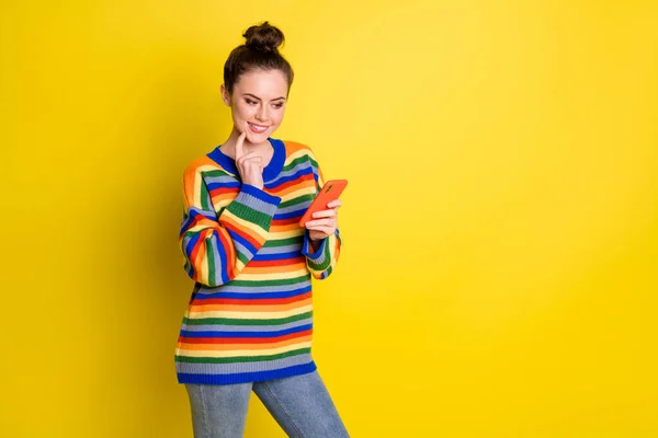 Фото вдумливої брюнетки зверху-неволохата дівчина тримає телефон чудо повідомлення носити джинси ізольовані на яскравому кольоровому фоні — стокове фото