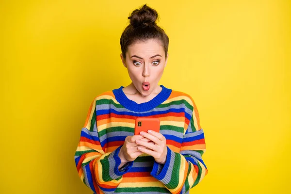 Zdjęcie z niesamowite modne młoda kobieta trzymać telefon nieoczekiwane powiadomienie izolowane na żółtym tle koloru — Zdjęcie stockowe