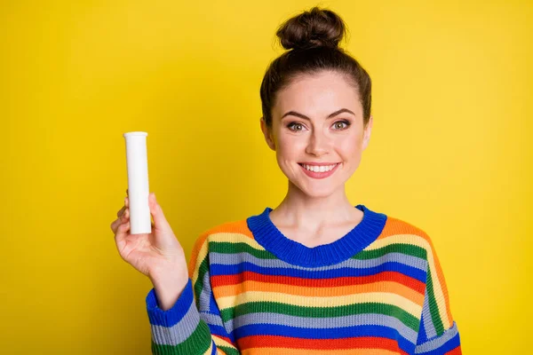 Фото симпатичной оптимистической брюнетки показать витамины носить радужный свитер изолированы на ярко-желтый цвет фона — стоковое фото