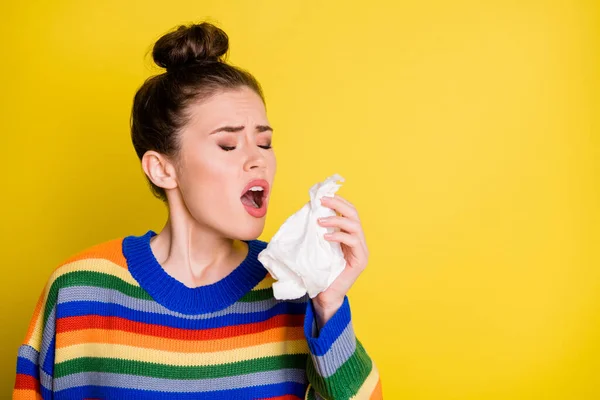 Foto van ziek koud bruin broodje harig meisje niezen houden servet gesloten ogen geïsoleerd op glans heldere kleur achtergrond — Stockfoto