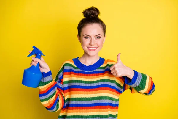 Foto van aantrekkelijke brunette broodje jonge vrouw houden pulverizer toon duim omhoog raden product geïsoleerd op gele kleur achtergrond — Stockfoto