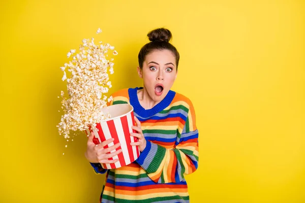 Foto van jonge vrouw bekijk horror film doodsbang bang geïsoleerd over gele kleur achtergrond — Stockfoto