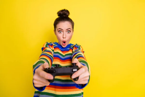 Zdjęcie młodej atrakcyjnej dziewczyny zdumiony podekscytowany gry wideo zabawy szalony izolowane na żółtym tle koloru — Zdjęcie stockowe