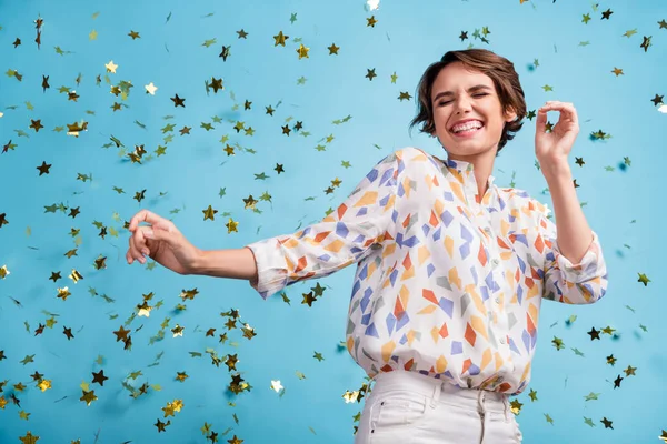 Фото молодой женщины счастливой позитивной улыбкой весело радость наслаждаться музыкой танец муха змея звезда изолированы на голубом фоне цвета — стоковое фото