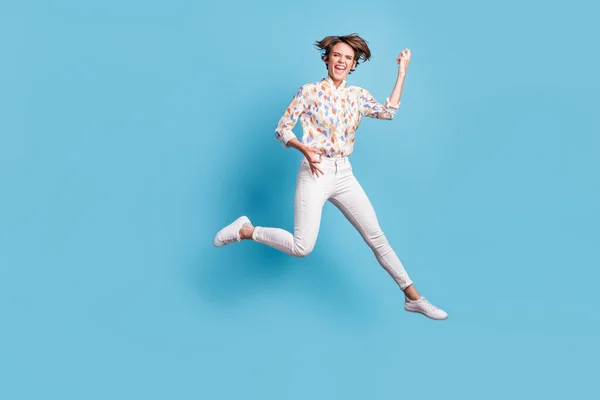 Foto de corpo inteiro da menina feliz sorriso louco salto animado mostrar como tocar guitarra isolada sobre fundo de cor azul — Fotografia de Stock