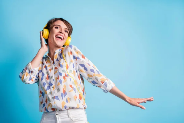 Niedrigwinkel-Ansicht Foto von glücklich freudige junge Frau hören gute Musik Kopfhörer tanzen isoliert auf blauem Hintergrund — Stockfoto