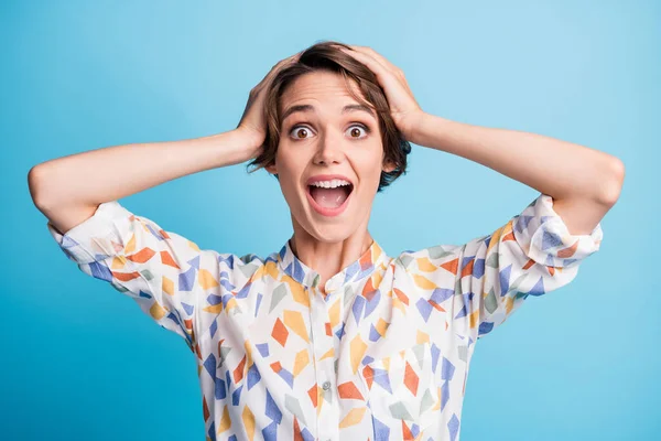 Foto di stupito felice affascinante giovane donna si tiene per mano testa informazioni incredibili isolato su sfondo di colore blu — Foto Stock