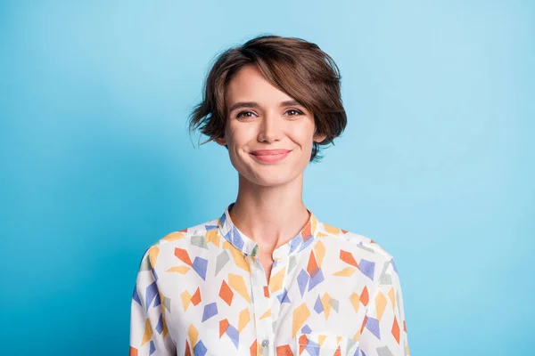 Foto de mujer joven alegre alegre alegre feliz usar camisa de impresión blanca aislada sobre fondo de color azul pastel —  Fotos de Stock