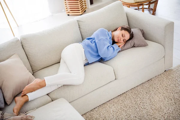 Ovanför hög vinkel utsikt över attraktiv flicka ligger på divan sova dag i ljus platt hus lägenhet vardagsrum inomhus — Stockfoto