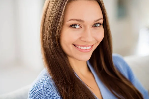 Обрезанный крупным планом портрет привлекательной веселой девушки, улыбающейся в светлой квартире — стоковое фото